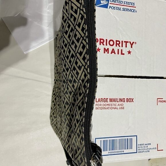 Tommy Hilfiger Shoulder Bag - Picture 6 of 9